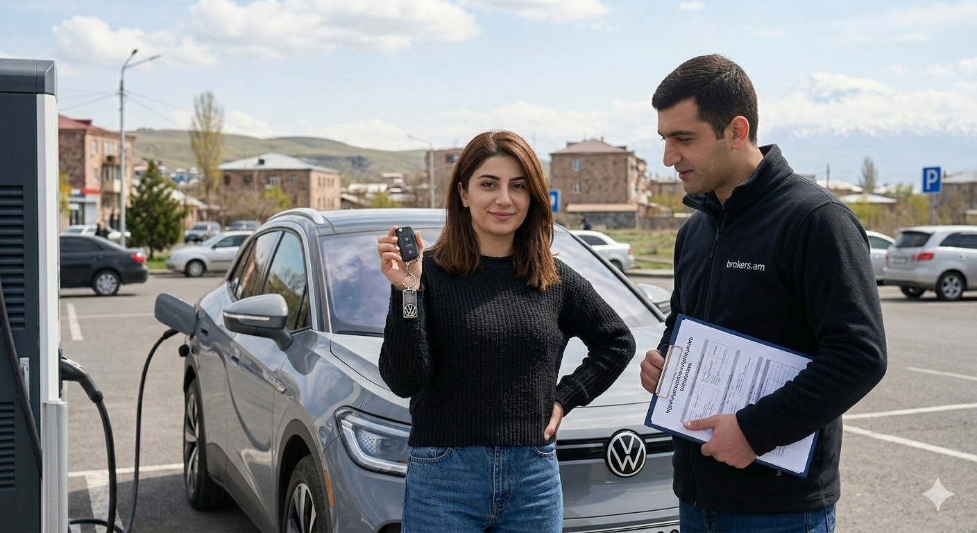 Մի կին և տղամարդ կանգնած են էլեկտրական մեքենայի լիցքավորման կայանի մոտ, որտեղ կինը ձեռքում բռնել է մեքենայի բանալիները և ժպտում է տեսախցիկին: